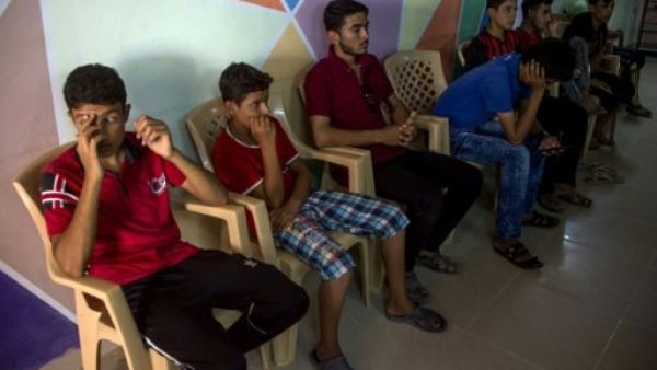 اطفال عراقيون انفصلوا عن اسرهم بسبب المعارك في الموصل في مركز منظمة غير حكومية في ديبكةأطفال ينتظرون أهاليهم قرب الموصل بعدما فرقتهم الحرب
