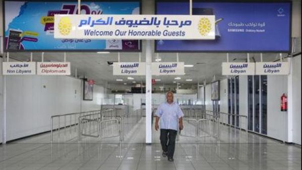 إعادة فتح مطار معيتيقة بطرابلس بعد إغلاقه بسبب الاشتباكات

