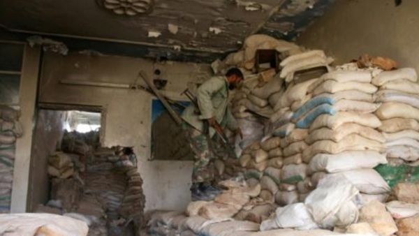 مقاتل من المعارضة في متراس على احد جبهات مدينة درعا

