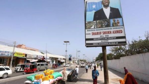 ملصق دعائي لأحد المرشحين للرئاسة الصومالية في أحد شوارع مقديشو
