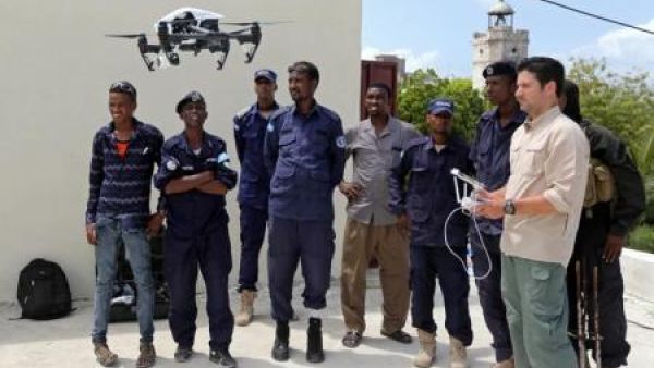 أمريكي يدرب ضباطا بالشرطة الصومالية على استخدام طائرة بدون طيار في مقديشو 
