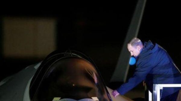 نتنياهو يقف بجوار طائرة إف-35 وصلت إلى إسرائيل يوم الاثنين
