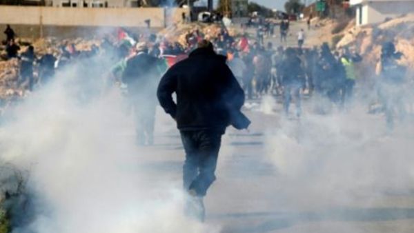 العشرات يتظاهرون تضامنا مع عهد التميمي في قريتها النبي صالح