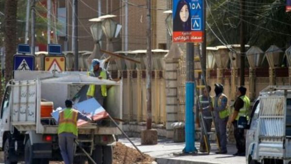 عمال البلدية يزيلون لوحات دعائية للمرشحين في مدينة النجف غداة الانتخابات
