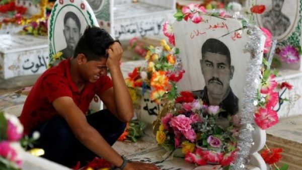 حيدر حمداني | شاب عراقي يبكي قرب ضريح في مقبرة وادي السلام في النجف في اول ايام عيد الاضحى
