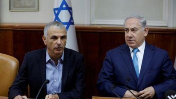 رئيس الوزراء الإسرائيلي بنيامين نتنياهو (إلى اليمين) ووزير المالية الإسرائيلي موشي كاخلون خلال اجتماع رئاسة الوزراء في القدس
