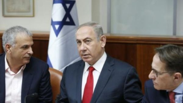 رئيس الوزراء الإسرائيلي بنيامين نتنياهو (في المنتصف)