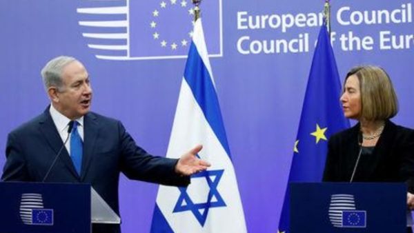 رئيس وزراء إسرائيل بنيامين نتنياهو في مؤتمر صحفي مع مسؤولة السياسة الخارجية في الاتحاد الأوروبي فيدريكا موجيريني في بروكسل

