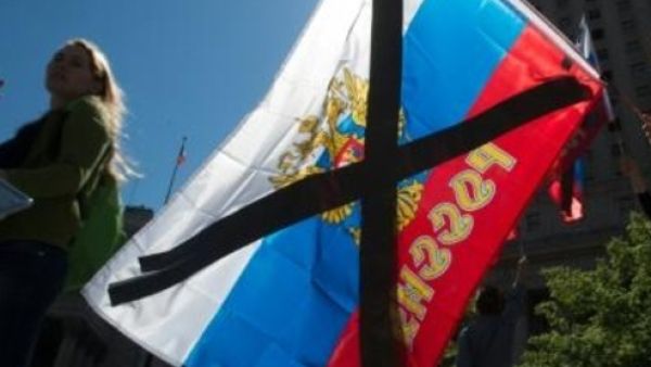 مشاركون في تظاهرة "مسيرة من أجل الحقيقة" في نيويورك يقول منظموها أنها تهدف الى الضغط لاجراء تحقيق نزيه وحيادي في تدخل روسيا في الانتخابات الاميركية

