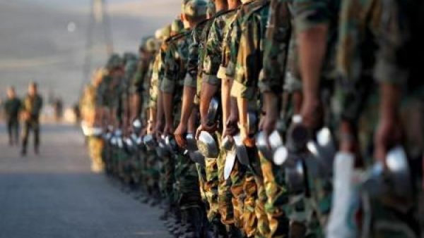 مجندون بجيش سوريا الجديد المدعوم من الولايات المتحدة يحملون أطباقا قبل تناول وجبات الإفطار في معسكر تدريب بدمشق

