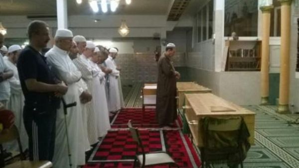 امام مسجد الرحمة الكبير في نيس خلال مراسم دفن ضحايا الاعتداء المسلمين

