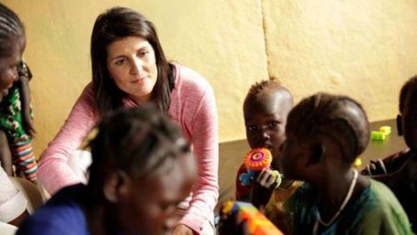 السفيرة الأمريكية لدى الأمم المتحدة نيكي هيلي مع أطفال لاجئين من جنوب السودان في مخيم بجامبيلا بغرب إثيوبيا يوم الثلاثاء

