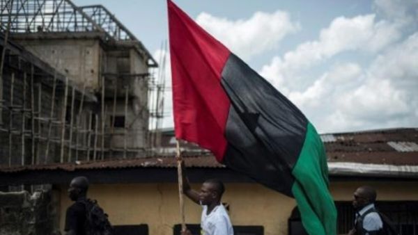 مؤيدون للحركة سكان بيافرا الاصليين يرفعون علم بيافرا في منطقة اونوسو في ذكرى اعلان انفصال الاقليم
