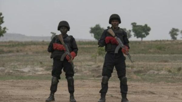 عنصران من وحدة القوات النيجيرية الخاصة في عرض عسكري خلال قمة القوات البرية الافريقية في غواغوالادا
