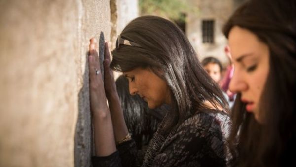 سفيرة الولايات المتحدة في مجلس الامن نيكي هيلي تصلي امام حائط البراق المعروف عند اليهود بحائط المبكى في القدس
