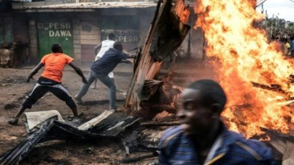 سكان في احد احياء نيروبي يضرمون النار في متراس

