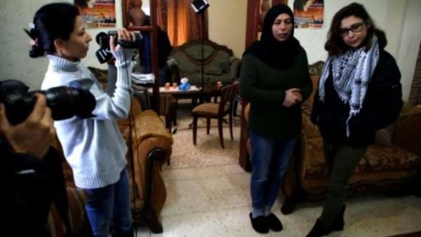 نور التميمي (الى اليمين) بين المهنئين بخروجها من السجن في منزلها في النبي صالح
