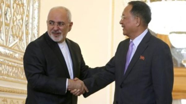 وزير الخارجية الايراني محمد جواد ظريف (يسار) مستقبلا نظيره الكوري الشمالي ري يونغ هو في طهران
