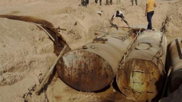 قوات عراقية تشرف على عملية نبش خزانات نفطية كان يستخدمها تنظيم الدولة الاسلامية تحت الارض جنوب غرب الحويجة في شمال العراق
