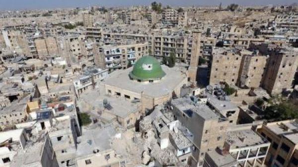 منظر عام مصور بطائرة بدون طيار لمباني محطمة في حلب القديمة
