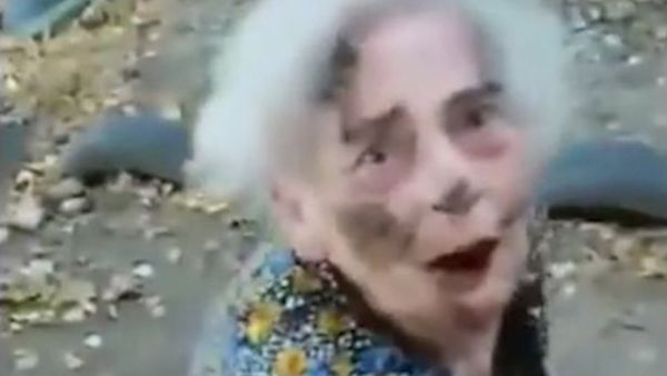 العجوز كما بدت في الفيديو والذعر والداء على وجهها