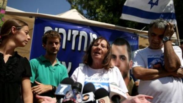 والدة الجندي اورون شاؤول خلال مؤتمر صحافي
