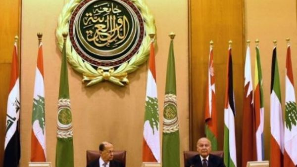 الامين العام لجامعة الدول العربية احمد ابو الغيط (يمين) والى جانبه الرئيس اللبناني ميشال عون في القاهرة
