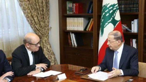 الرئيس اللبناني ميشال عون (يمين) مستقبلا وزير الدفاع الفرنسي جان ايف لودريان في قصر بعبدا

