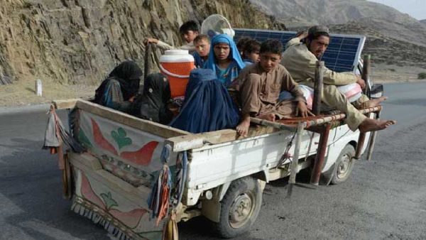 نزوح مئات الأسر الأفغانية نتيجة نيران باكستانية عبر الحدود
