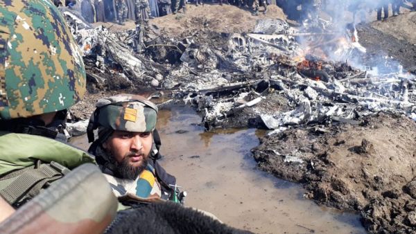 حطام قالت اسلام اباد انه لطائرة حربية هندية جرى اسقاطها بعد دخولها اجواء باكستان