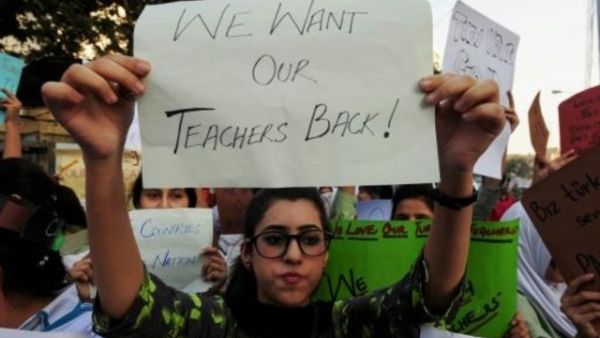 باكستانية تتظاهر احتجاجا على ترحيل المعلمين الاتراك في كراتشي
