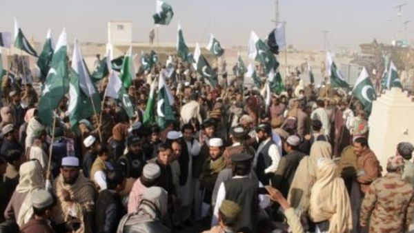 باكستانيون يتظاهرون ضد الاميركيين على معبر شامان الحدودي مع افغانستان غداة اعلان واشنطن تعليق المساعدات الامنية لاسلام اباد
