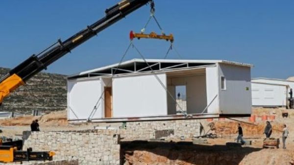 اقامة منازل جاهزة في مستوطنة جديدة في الضفة الغربية المحتلة سميت "عميحاي"
