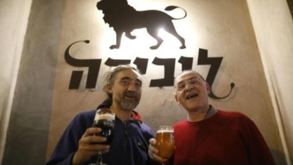 ليونيد ليبكين (يمين) واريك سلاروف مالكا حانة ليبيرا في حيفا بشمال اسرائيل
