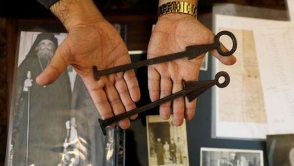 أديب جودة يعرض مفتاحين لكنيسة القيامة
