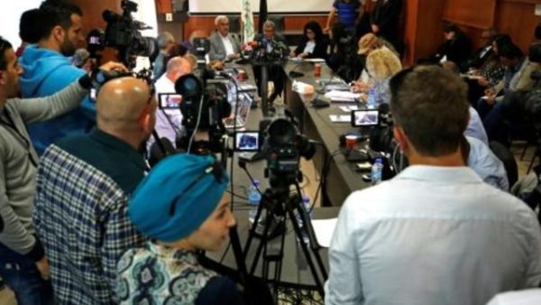 رئيس هيئة شؤون الاسرى الفلسطينية عيسى قراقع (وسط) خلال مؤتمر صحافي في رام الله 
