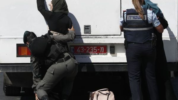 السلطات الاسرائيلية ترحل مئات الفلسطينيين من القدس إلى الضفة