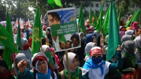 اندونيسيون يتظاهرون ضد رئيس الحكومة البورمية اونغ سان سو تشي في باندونغ

