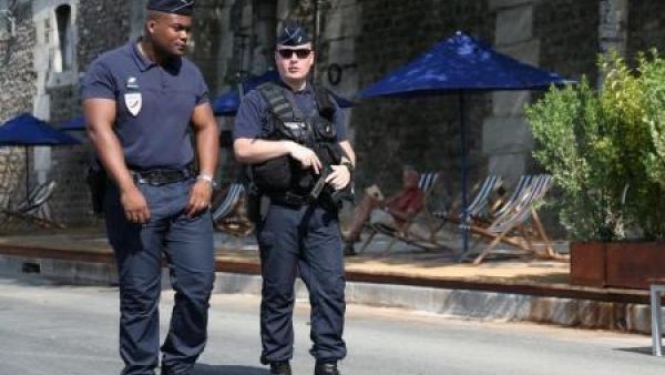 شرطيان يقومان بأعمال الدورية في باريس