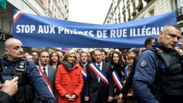 شاركت رئيسة الحكومة الاقليمية لمنطقة باريس فاليري بيكريس في مسيرة احتجاجية على اداء المسلمين للصلاة في الشارع في بلدة كليشي في شمال باريس
