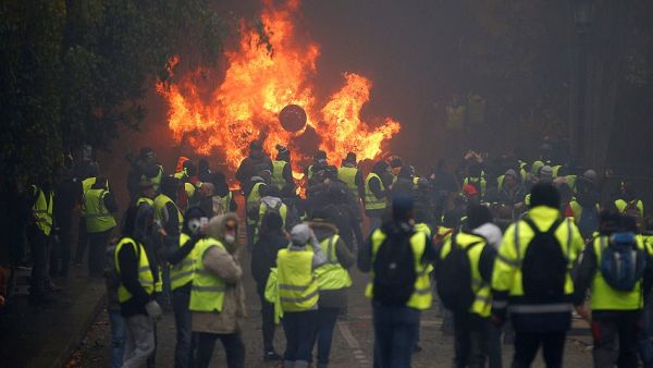 متظاهرون يرتدون السترات الصفراء في باريس