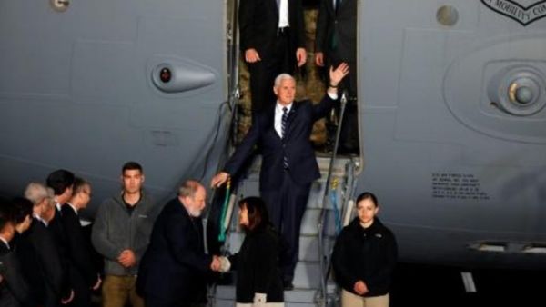 نائب الرئيس الاميركي مايك بنس ملوحا بيده لدى ترجله من الطائرة بعيد وصوله الى مطار بن غوريون في اسرائيل
