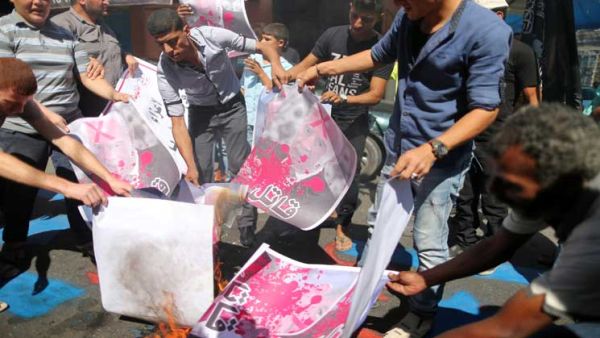 شبّان غاضبون في غزة يحرقون صوراً لـ”بيريز″

