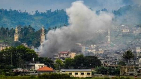 اعمدة دخان تتصاعد من ابنية في ماراوي جنوب الفيليبين بعد غارات لسلاح الجو الفيليبني ضد مواقع مسلحين متطرفين في المدينة
