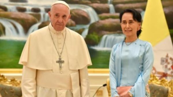 البابا فرنسيس والزعيمة المدنية البورمية اونغ سان سو تشي
