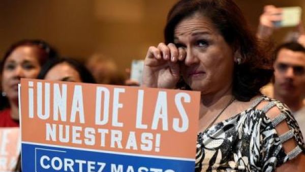 داعمة للمرشحة الديمقراطية لانتخابات حاكم ولاية نيفادا كاثرين كورتيز في لاس فيجاس
