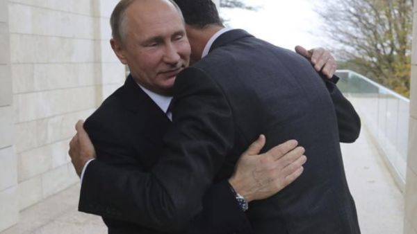 ارشيف/ الرئيس الروسي فلاديمير بوتين معانقا نظيره السوري بشار الاسد