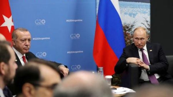 الرئيس التركي رجب طيب أردوغان ونظيره الروسي فلاديمير بوتين خلال قمة مجموعة العشرين في بوينس أيرس بالأرجنتين
