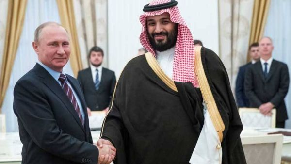 الرئيس الروسي فلاديمير بوتين (يسار) مصافحا ولي ولي العهد السعودي الأمير محمد بن سلمان
