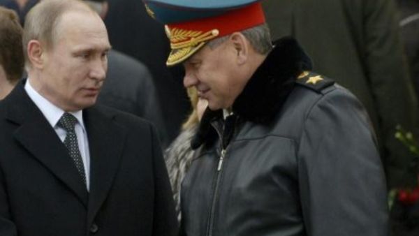 بوتين مع وزير الدفاع الروسي سيرغي شويغو

